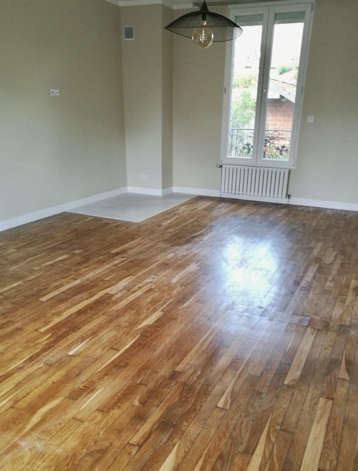 Parquet rénové et vitrifié