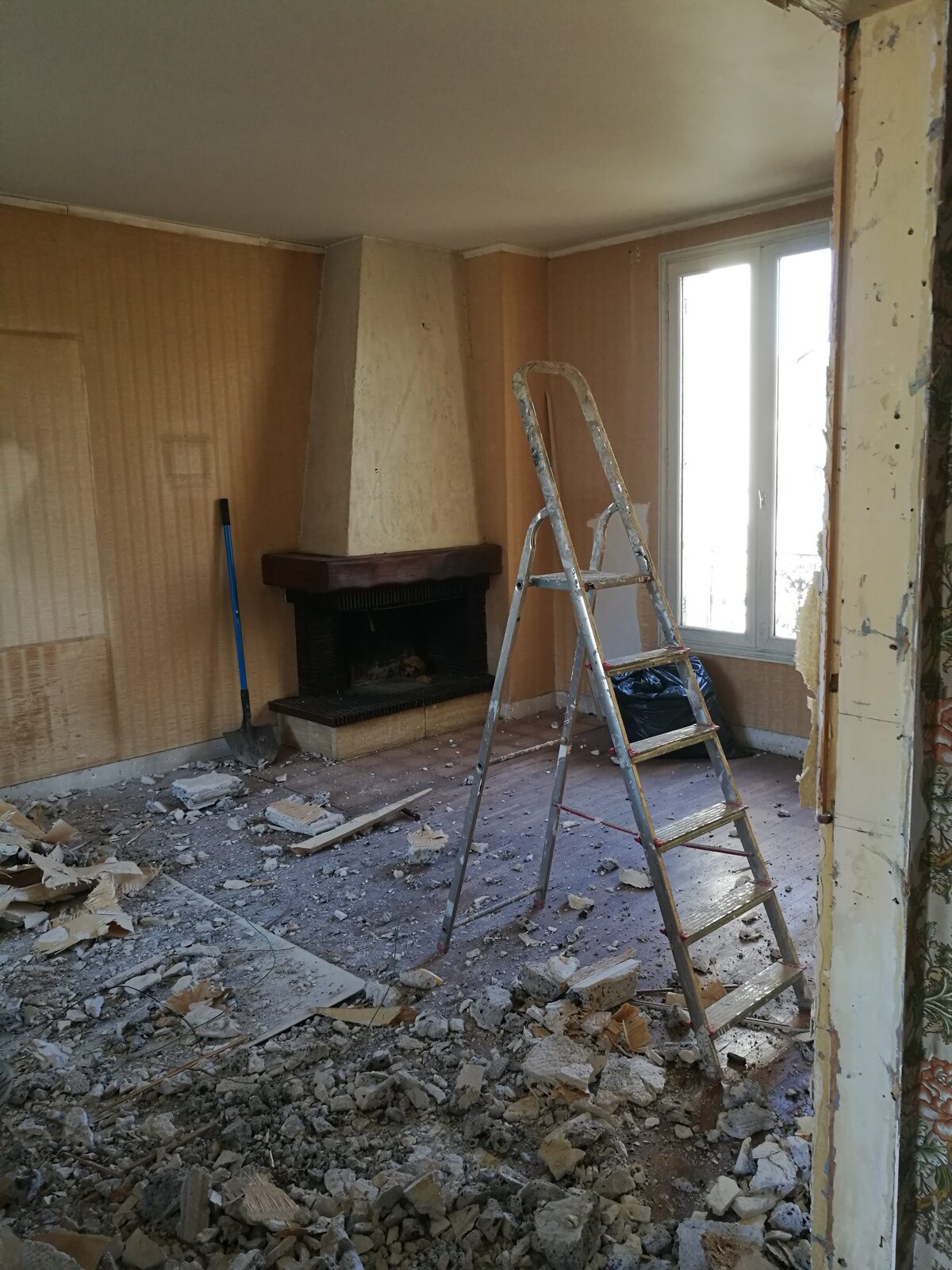 Salon en cours de démolition