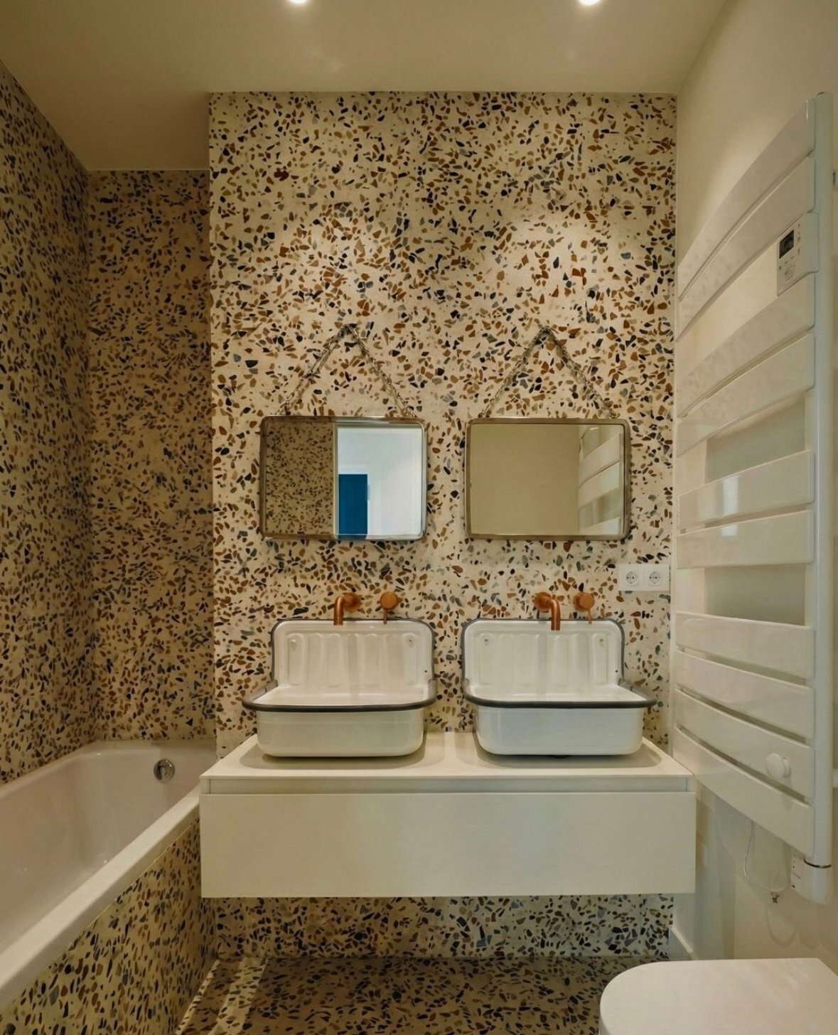 Salle de bain terrazzo vue d'ensemble